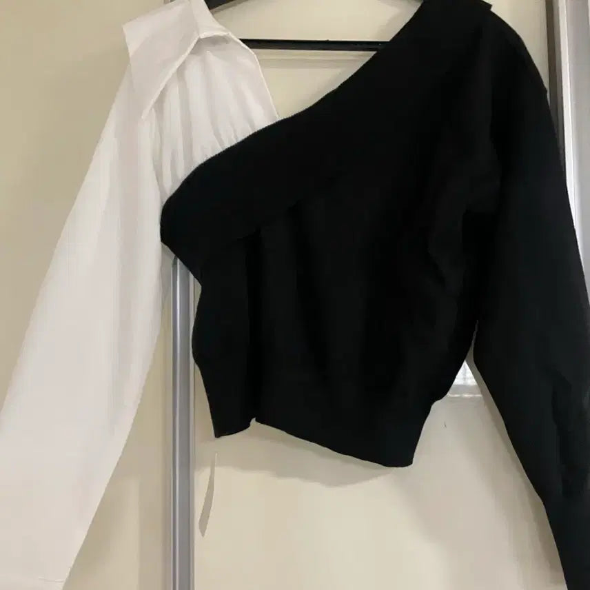 [BUNJANG] FOCUS Color Block Off-Shoulder V-Neck Shirt / 새상품) FOCUS 포커스 블랙 화이트 언발 오프숄더 브이넥 배색 셔츠