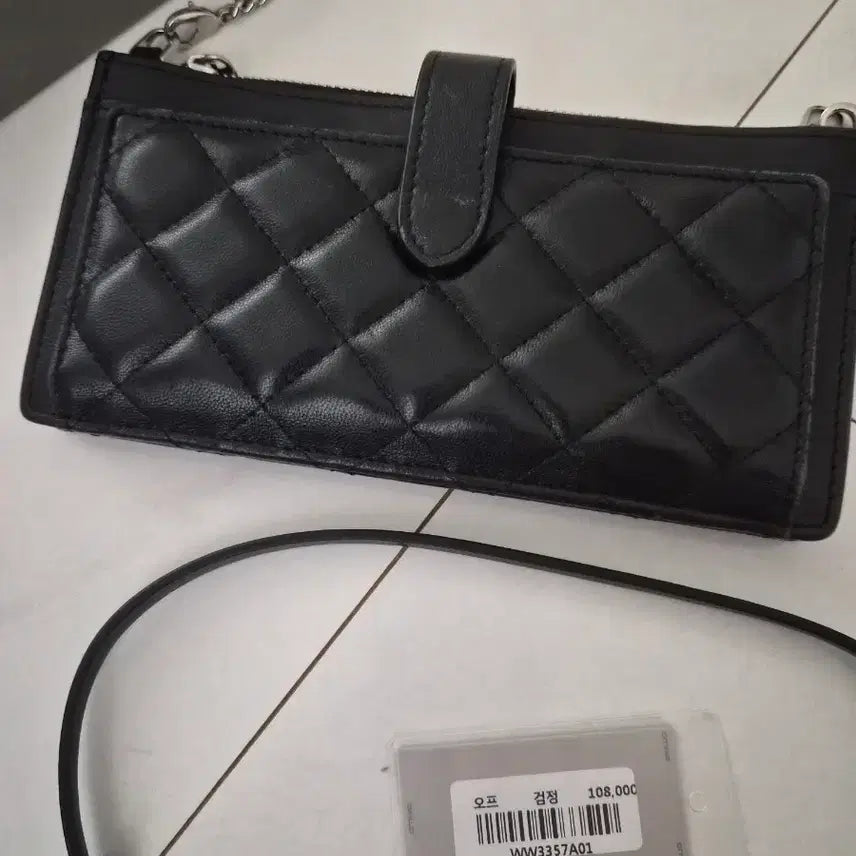 [BUNJANG] Lambskin Leather Quilted Crossbody Bag / 양가죽햔드폰가방 약간의 모서리 사용감만있어요