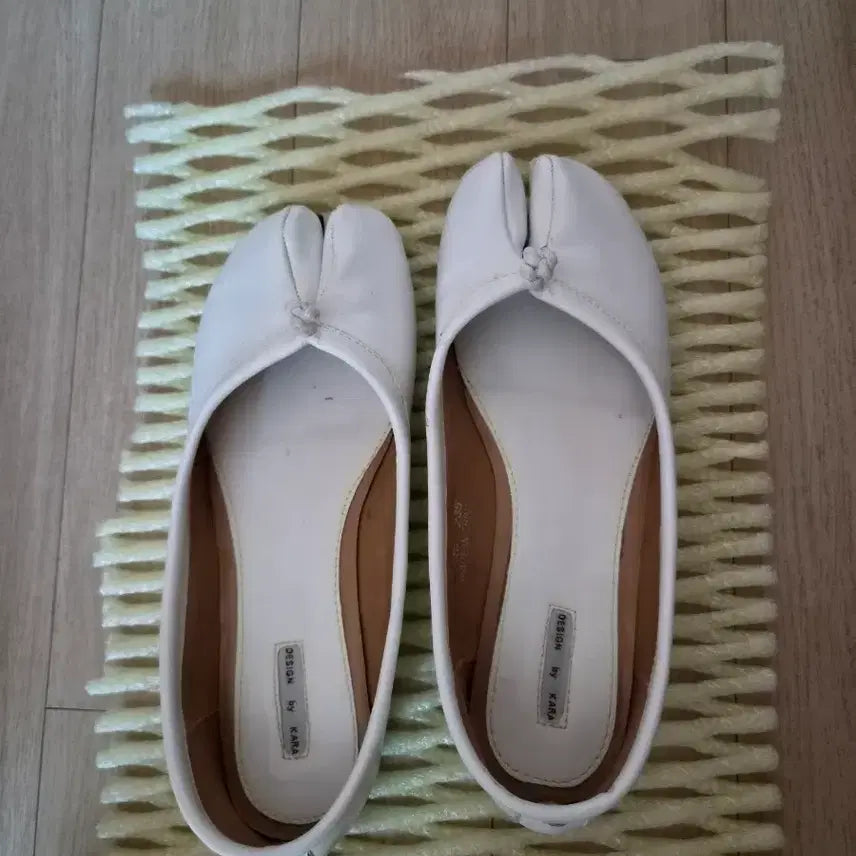 [BUNJANG] DESIGN BY KARA White Tabi Flats Size 235 / DESIGN BY KARA에서 나온 화이트 타비 플랫 슈즈예요235 사