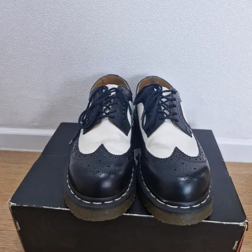 [BUNJANG] Dr. Martens Mickey Mouse Wingtip Loafers / 닥터마틴 미키마우스 260사이즈 팝니다