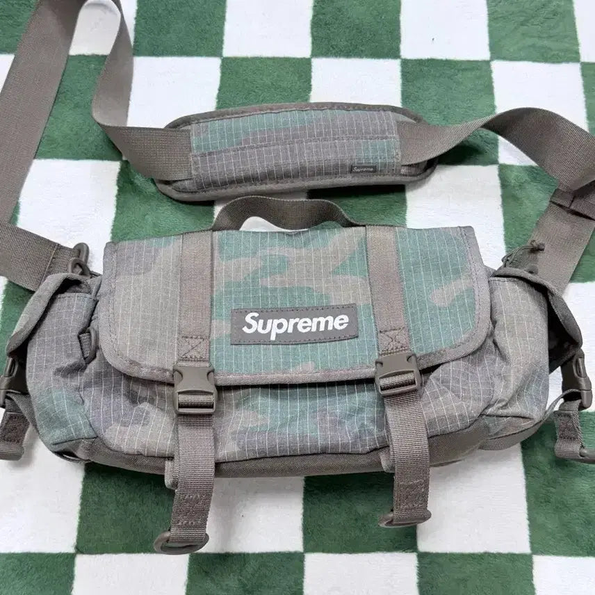 [BUNJANG] Supreme 24SS Woodland Camo Mini Duffle Bag / 24SS 슈프림 미니 더플백 우드랜드 카모