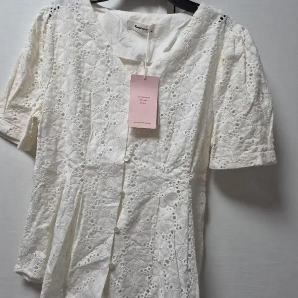 [BUNJANG] Lomistory Punching Lace Blouse / <새상품> 로미스토리 펀칭 레이스 블라우스