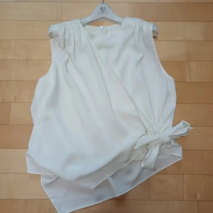 [BUNJANG] Ethos Ivory Drape Tie Sleeveless Blouse / 에토스 아이보리 드래이프 타이 나시 블라우스 판매합니다
