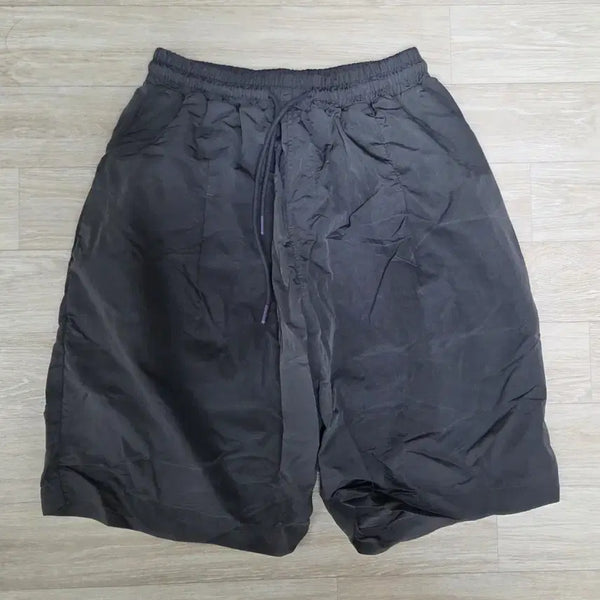 [BUNJANG] Vallute Bermuda One-Tuck Shorts Charcoal / [발루트] 버뮤다 원 턱 쇼프 (차콜, 3사이즈)