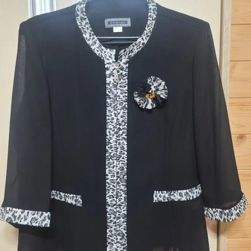 [BUNJANG] Chance Brand Black Jacket Leopard Pattern Frill Detail / 고급스러운 찬스 브랜드의 블랙 자켓이에요레오파드 패턴 배색과 프릴 장식