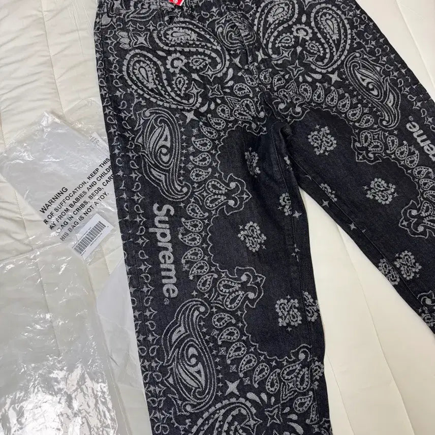 [BUNJANG] Supreme Bandana Jacquard Baggy Jeans / 슈프림 반다나 자카드 배기진 32사이즈 팝니다