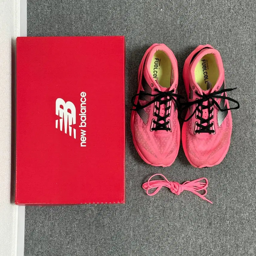 [BUNJANG] New Balance FuelCell Rebel v4 Ultra Pink Black 2E Wide / 290) 뉴발란스 퓨어셀 레벨 v4 울트라 핑크 블랙 - 2E Wide
