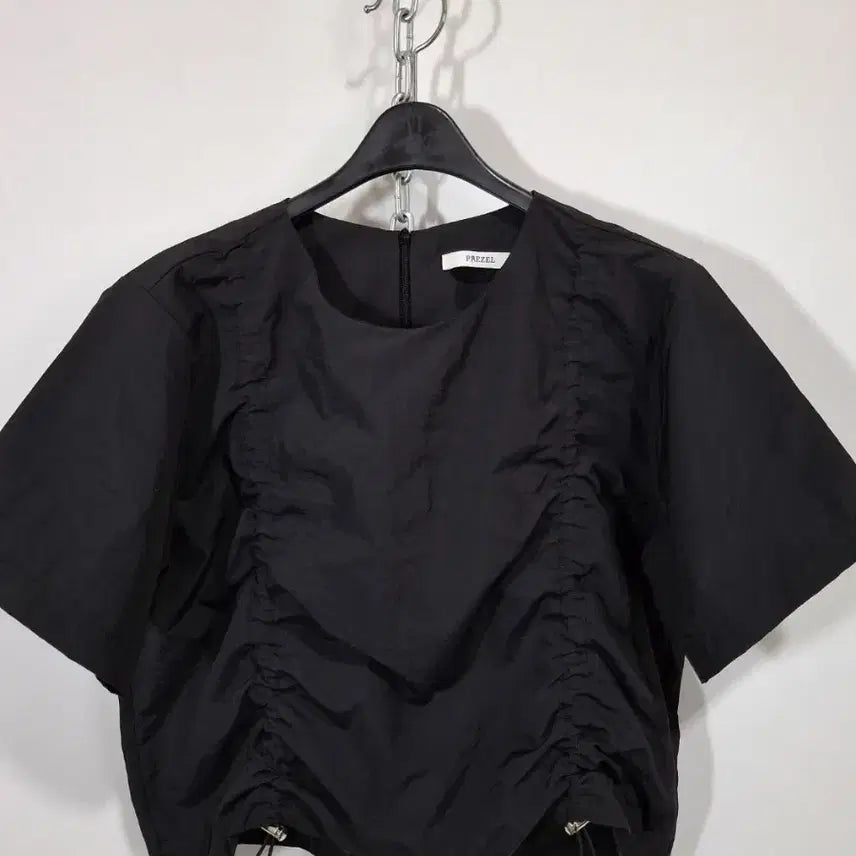 [BUNJANG] Pretzel Black Shirring Crop Top / 프레즐 블랙 셔링 크롭 탑