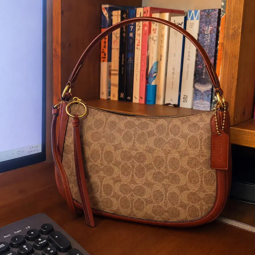 [BUNJANG] Coach Signature Shoulder Bag / [정품] 코치 시그니처 숄더백 (+택, 크로스끈, 더스트백)