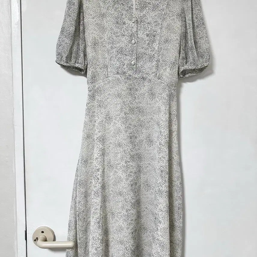 [BUNJANG] Polka Dot Chiffon Dress with Button Detail and Puff Sleeves / 잔잔한 도트 패턴 쉬폰 원피스