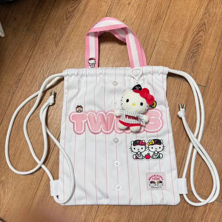 [BUNJANG] Hello Kitty Twins Baseball Uniform Gym Sack with Keychain & Pin Badge Set / 새상품 헬로키티 트윈스 야구 유니폼 짐색+키링+핀뱃지 판매