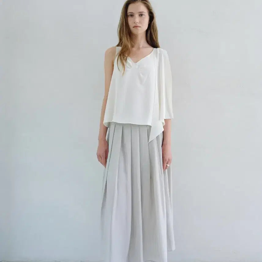 [BUNJANG] Obbege Veil Flare Shoulder Blouse White Free Size / [1회착용] 오브베이지 베일 플레어 숄더 블라우스