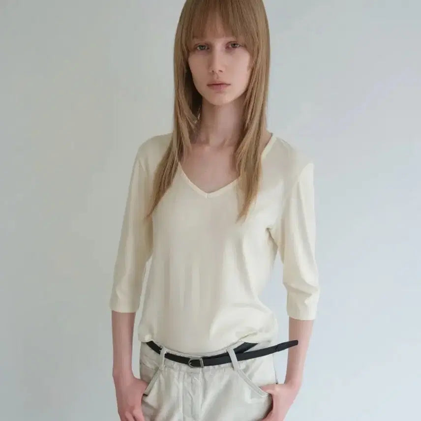 [BUNJANG] LOW CLASSIC Deep V-Neck Stretch T-Shirt (Cream, L) / 로우클래식 - 딥 브이넥 스트레치 티셔츠 (크림 L사이즈)
