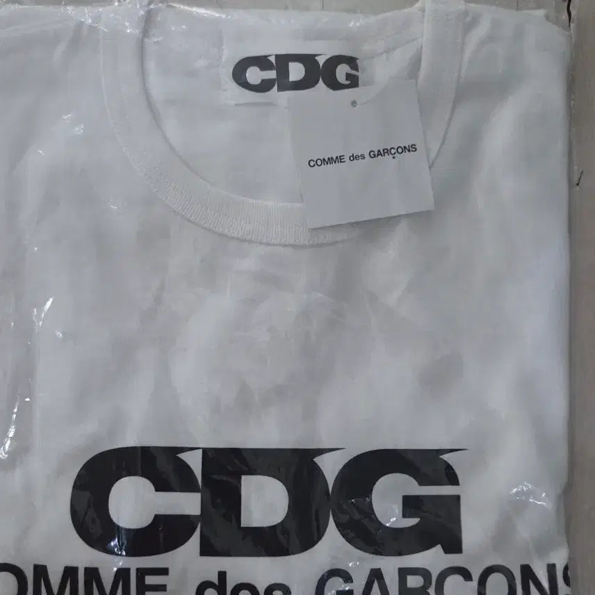 [BUNJANG] Comme des Garçons CDG Logo T-Shirt White XL / 꼼데가르송 CDG 로고 반팔티 화이트 XL(새제품)