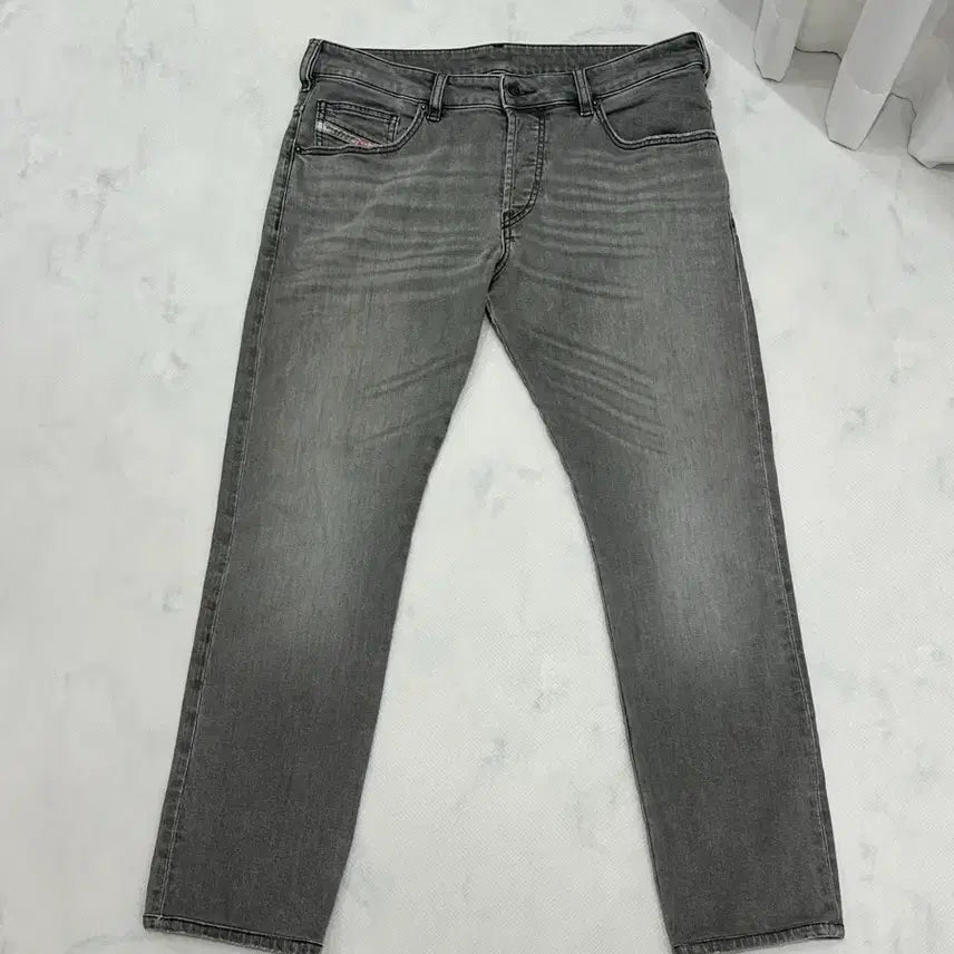 [BUNJANG] Diesel D-YEMNOX Charcoal Grey Slim Straight Denim Pants - Size 32 / [정품] 디젤 D-YEMNOX 그레이 데님 팬츠 32사이즈 (실측포함))