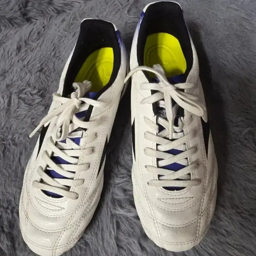 [BUNJANG] White Football Boots/Futsal Shoes (230mm) / 흰색 축구화 . 풋살화 230. 1회 실착용  .