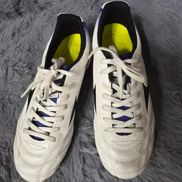 [BUNJANG] White Football Boots/Futsal Shoes (230mm) / 흰색 축구화 . 풋살화 230. 1회 실착용  .