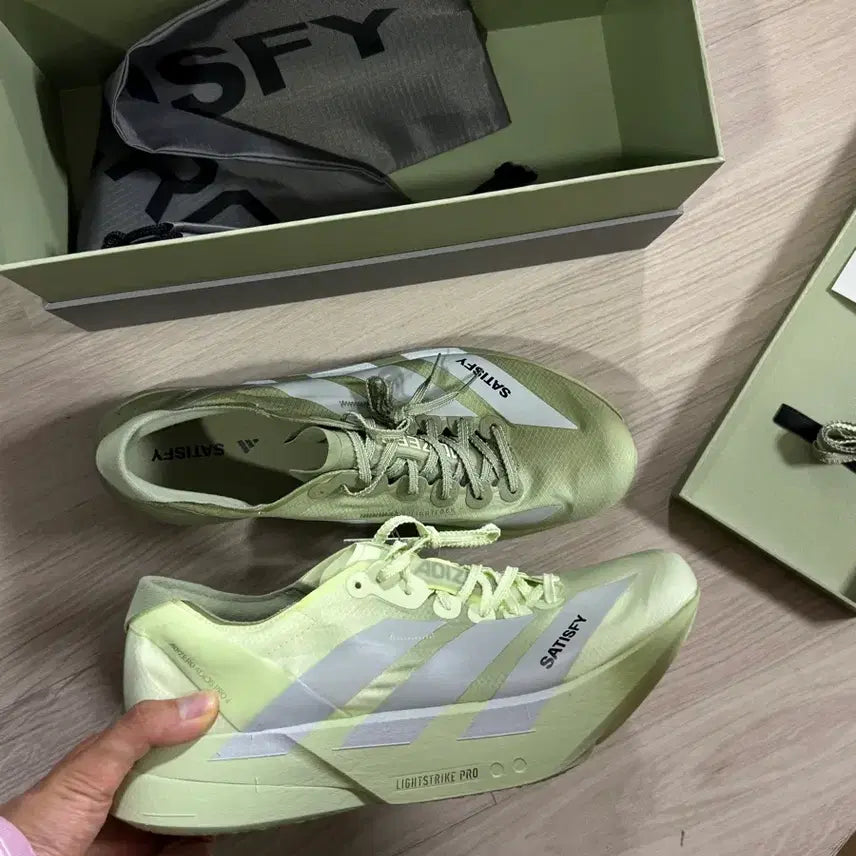 [BUNJANG] Adidas x Sotheby's Yeezy Boost 350 V2 "Zebra" Size 290 / 아디다스  x 새티스파이 290