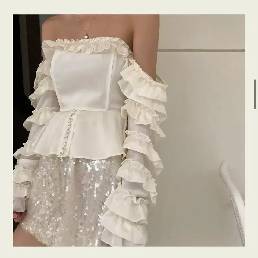 [BUNJANG] Secookies Gavriel Off-Shoulder Ruffle Pearl Blouse / [유일매물!!]서쿠키 가브리안 탑오프숄더 프릴 진주 블라우스
