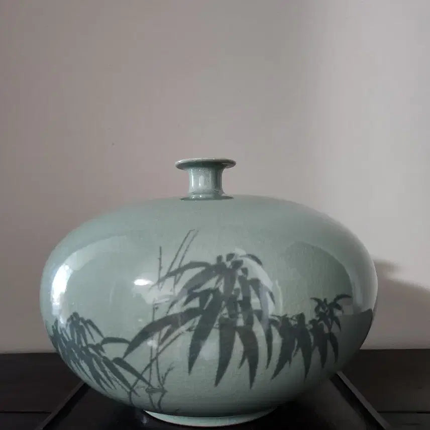 [BUNJANG] Sechang Kim Seyong Artist's Celadon Vase with Flower, Bamboo, and Inlay Design / [소장 가치 높은 예술품] 세창 김세용 작가 국죽문 흑백상감 청자 앵병