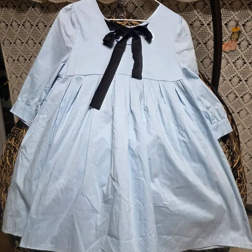 [BUNJANG] Women's Light Blue Blouse with Black Ribbon Detail / 여성하늘색 상의리본 포인트