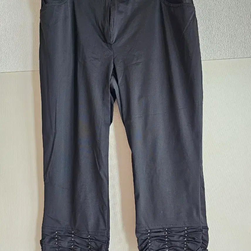 [BUNJANG] Black Ruched Cubic Detail Cropped 7/8 Length Pants / 블랙 셔링 큐빅 장식 크롭 7부 팬츠