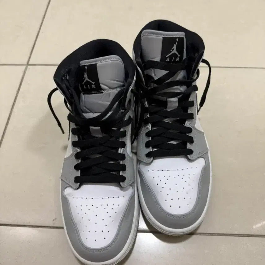 [BUNJANG] Nike Air Jordan 1 Mid Light Smoke Grey Shoes / 나이키 에어 조던 1 미드 라이트 스모크 그레이 275