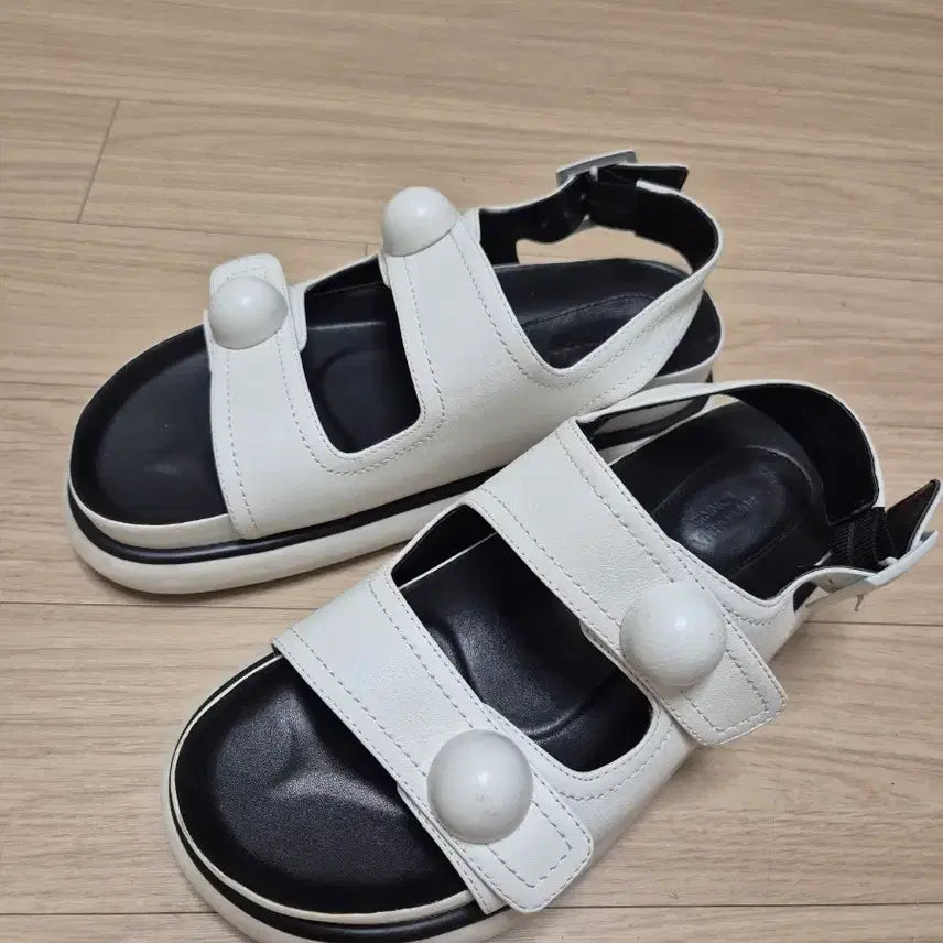 [BUNJANG] SUECOMMA BONNIE White Ball Embellished Sandals / 슈콤마보니 화이트 샌들