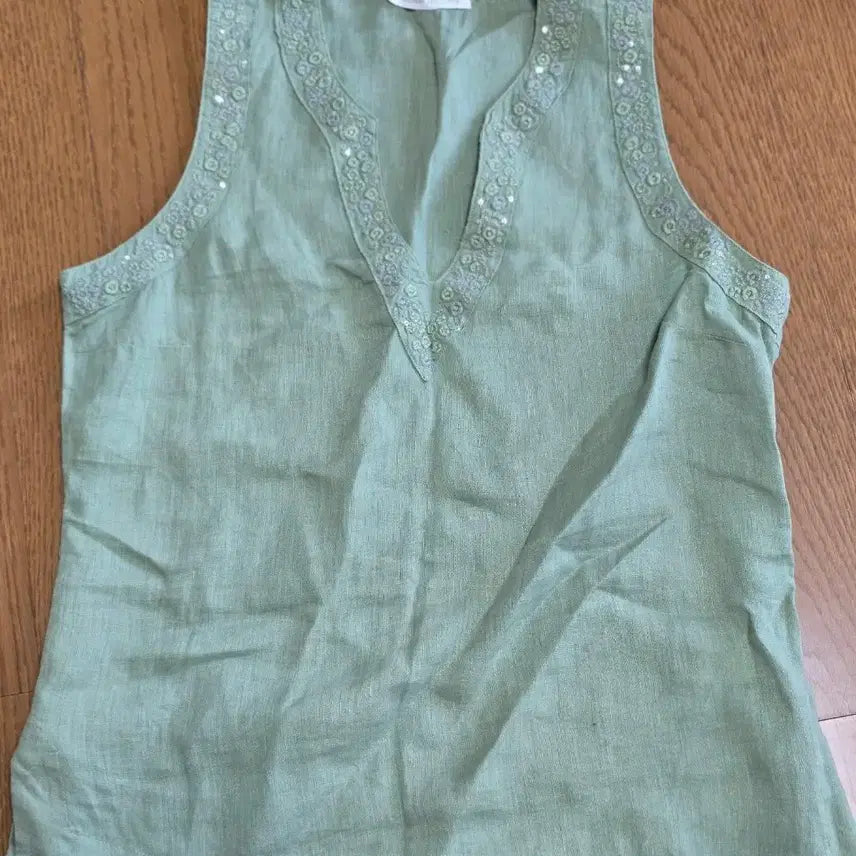 [BUNJANG] Mint Sleeveless Linen Blouse with Neckline Embellishment / 민트색 민소매 블라우스 린넨 장식