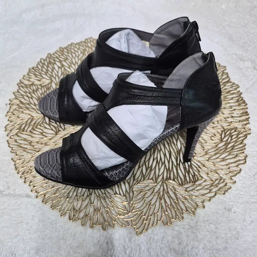 [BUNJANG] Olivia Hasler Women's Heeled Sandals (245) / 올리비아 하슬러 여성 샌들 (245). 올리비아 하슬러 여성 힐 샌들