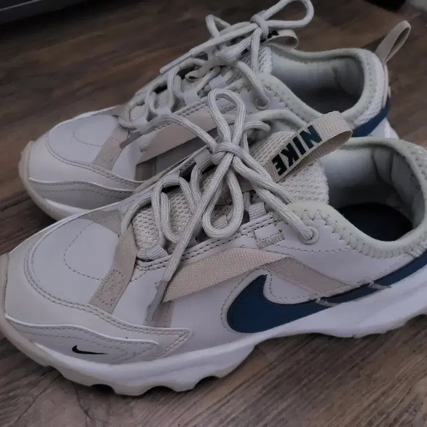 [BUNJANG] Nike Hiking Shoes Women's Size 235 / 나이키운동화 235