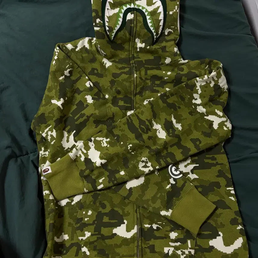 [BUNJANG] BAPE Multi Pixel Camo Shark Hoodie Green / 베이프 멀티 픽셀 카모 샤크 후드집업 그린