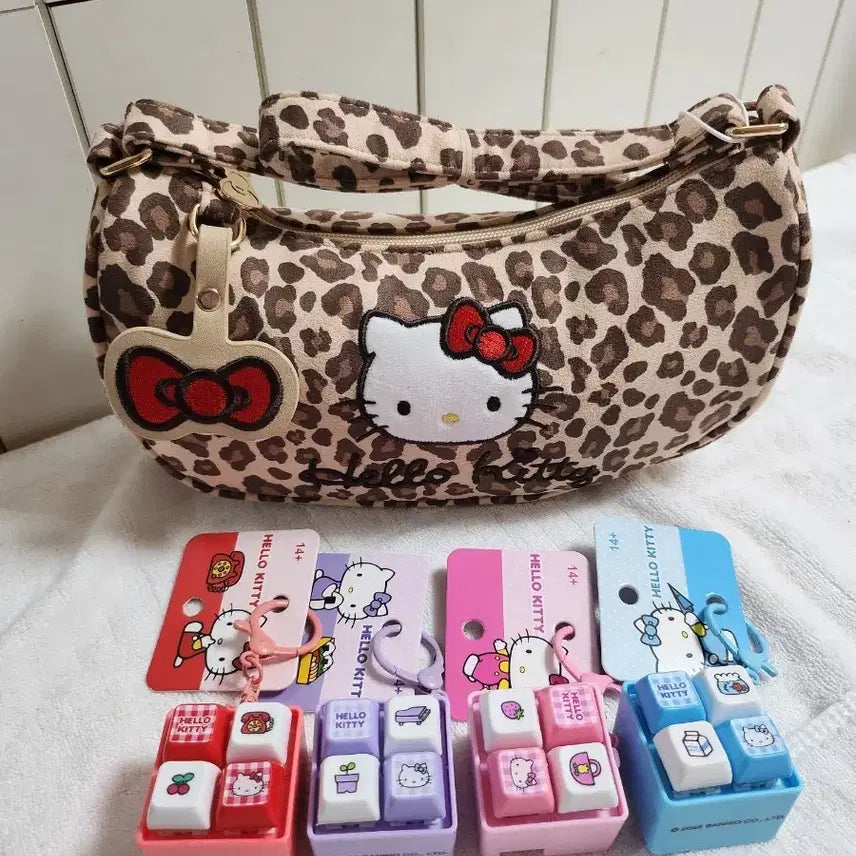 [BUNJANG] Hello Kitty Leopard Pattern Shoulder Bag with 4 Keycaps Set / 헬로키티 레오파드 무늬 숄더백 및 키캡4개    총5종셋트