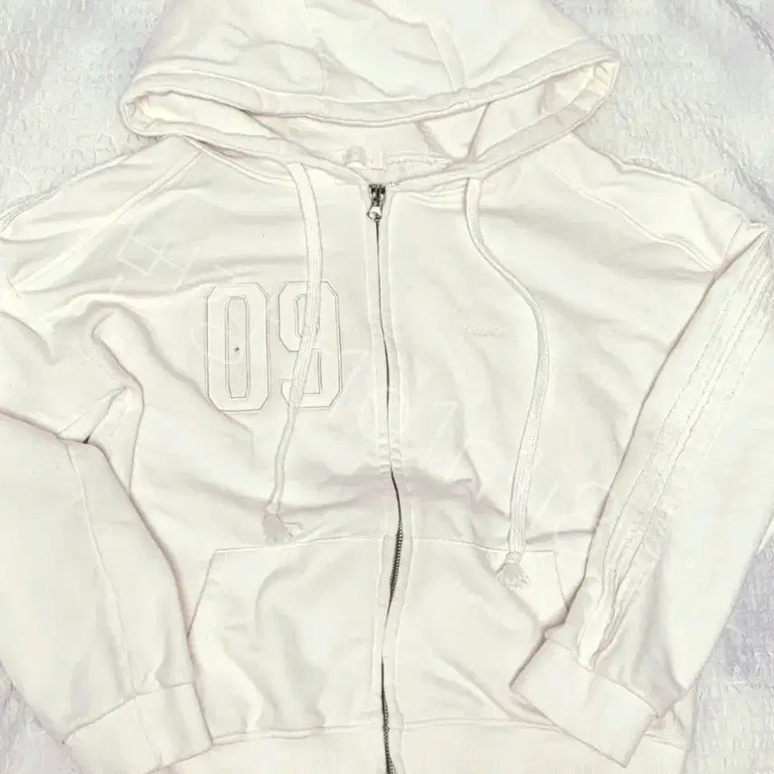 [BUNJANG] Clysiere Numbering Hoodie Zip-up White / (수요일까지가격인하) 클리시어 09 넘버링 Numbering 후드집업 화이트 판매