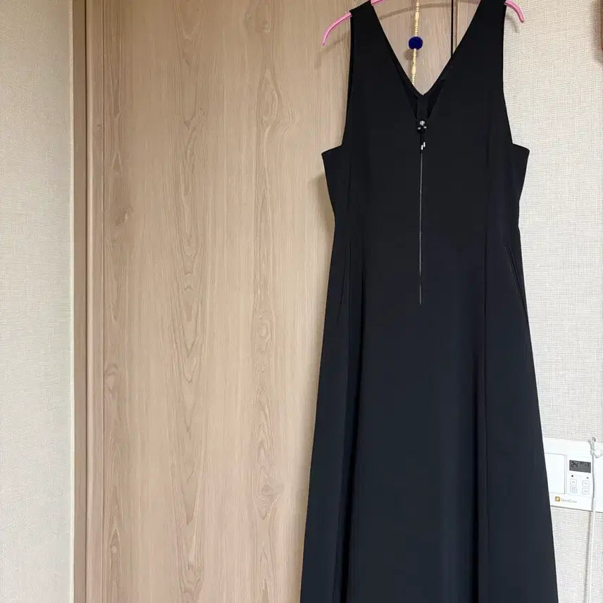[BUNJANG] On&On Black V-Neck Long Dress / 온앤온 블랙 브이넥 원피스