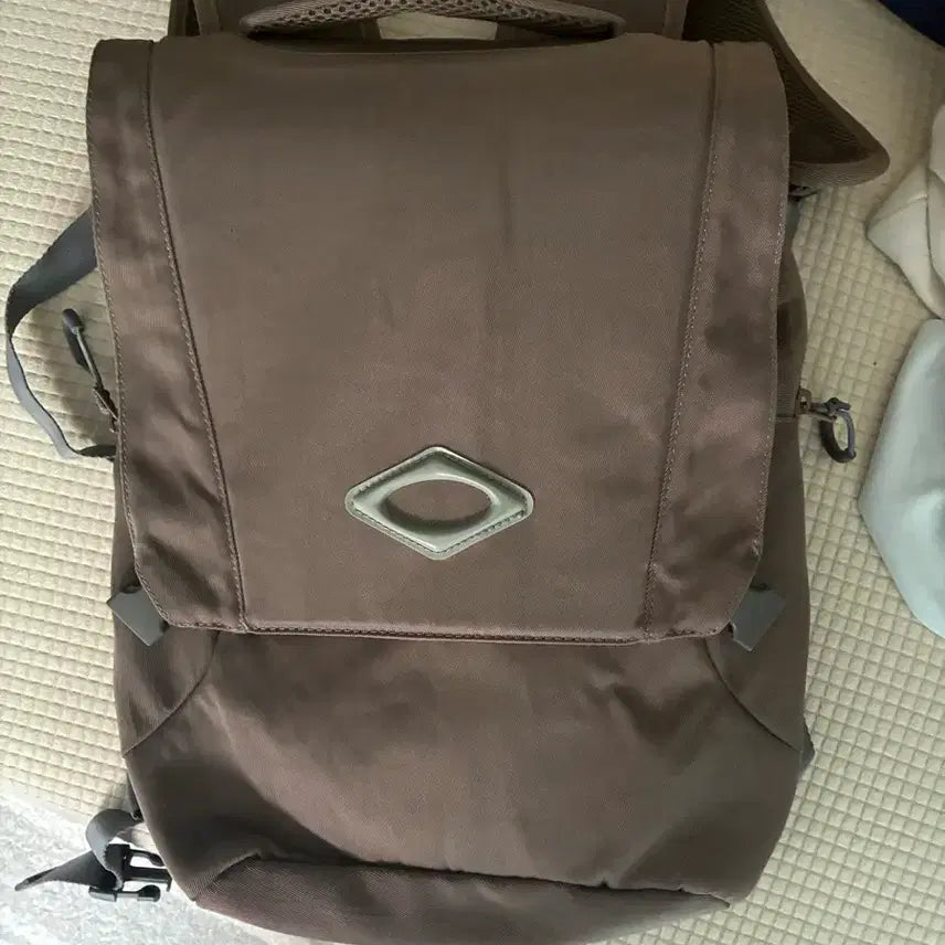 [BUNJANG] MISCHIEF Rhombus Flap Backpack - Taupe / MISCHIEF Rhombus Flap Backpack 토프색
