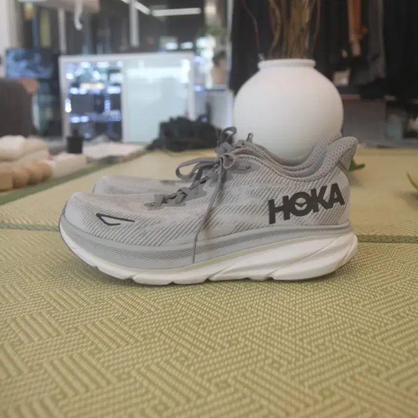 [BUNJANG] Hoka Clifton 9 Wide Running Shoes - Men's US 10.5 / JP 28.5 / 호카 클리프톤 9 와이드 285