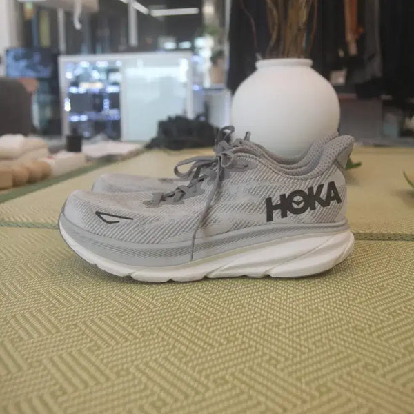[BUNJANG] Hoka Clifton 9 Wide Running Shoes - Men's US 10.5 / JP 28.5 / 호카 클리프톤 9 와이드 285