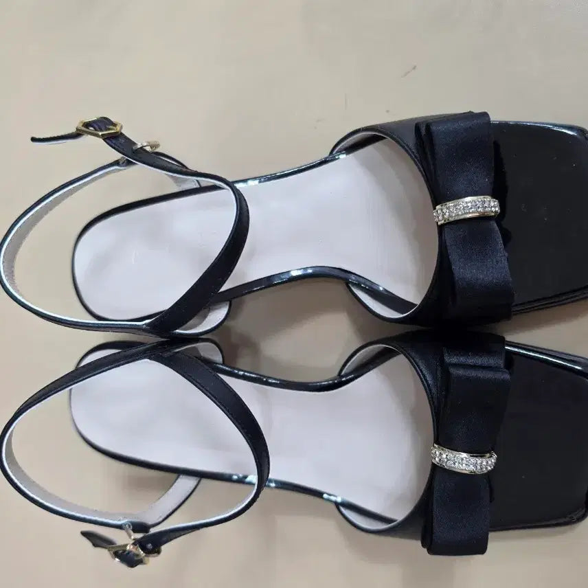 [BUNJANG] Amellaa Women's Black Ribbon Detail Ankle Strap Sandals / 아멜라아 여성 앵클 스트랩 샌들 블랙 리본 장식