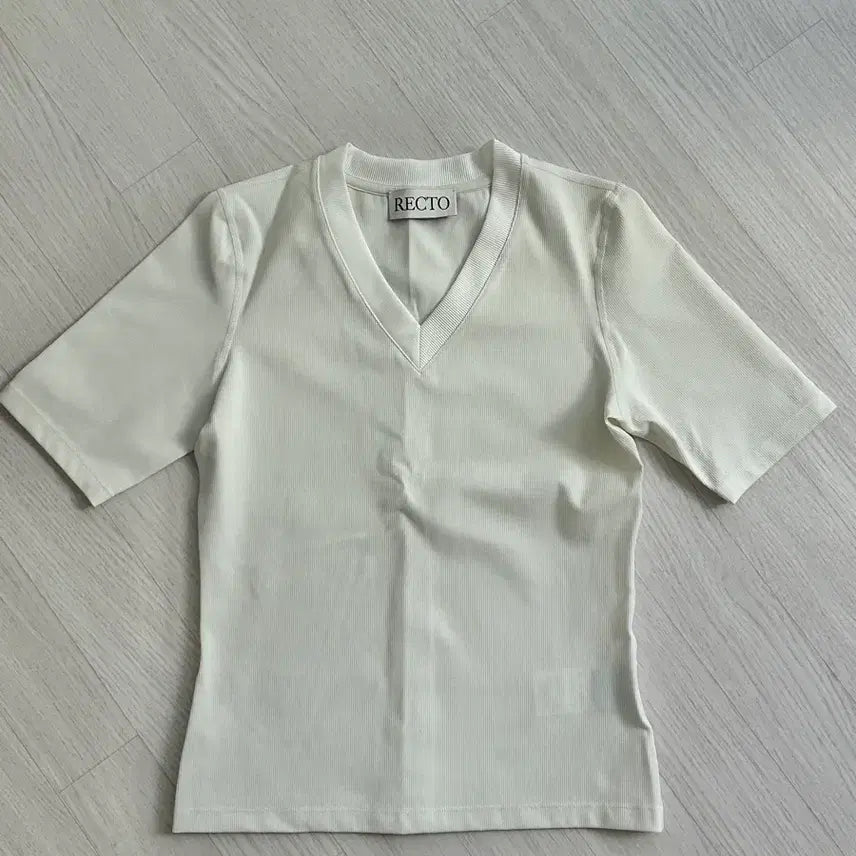 [BUNJANG] Recto Short Sleeve V-Neck T-Shirt Ivory / 렉토 반팔 브이넥 티셔츠 아이보리
