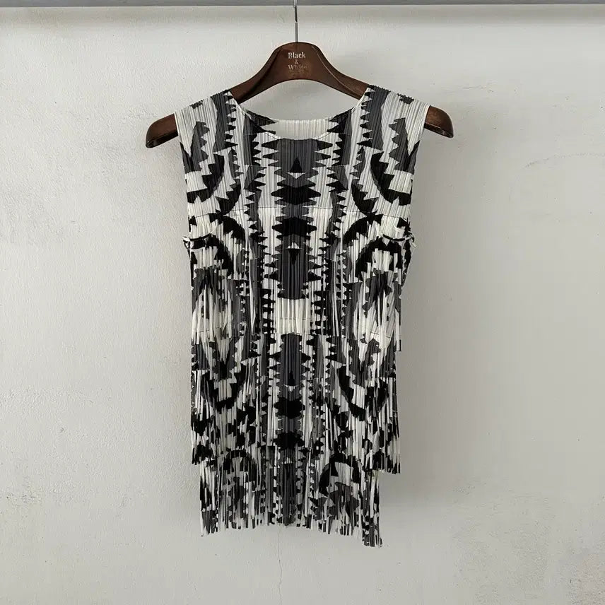 [BUNJANG] Pleats Please Black and White Printing Sleeveless Top Size 4 / 플리츠 플리즈 블랙앤화이트 프린팅 민소매 4사이즈