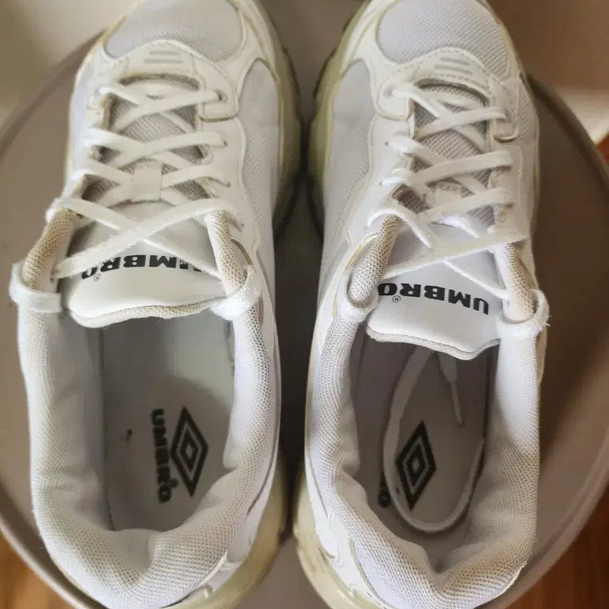 [BUNJANG] Umbro White Running Shoes/Activity Shoes Size 270 / >>상태양호<<  엄브로 화이트 런닝화/활동화 270 팝니다
