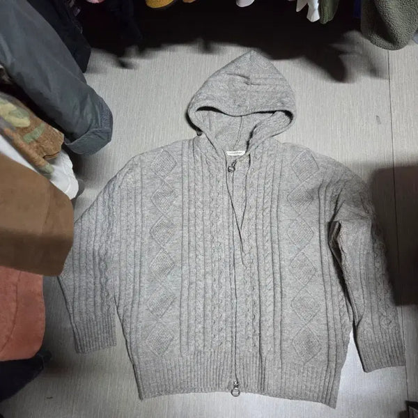 [BUNJANG] La Fiel Store Bouclé Oversized Cable Knit Hooded Zip-Up Sweatshirt Oatmeal / 라퍼지스토어 부클레 오버핏 케이블 후드 집업 니트 오트밀 (L)