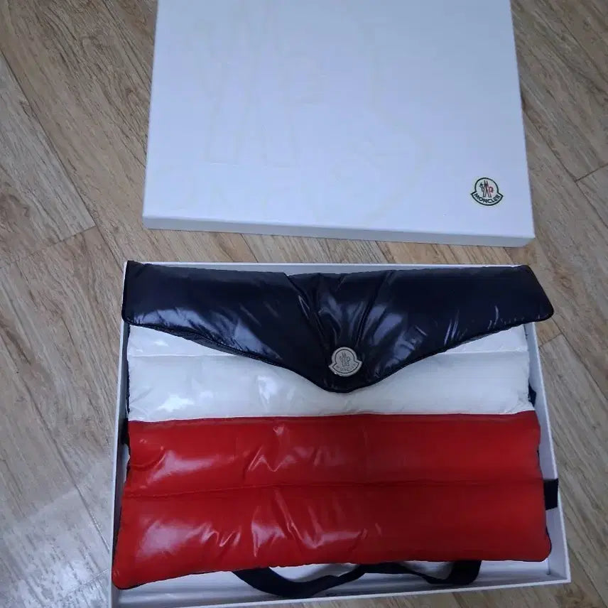 [BUNJANG] Moncler Padded Clutch Bag Red/White/Navy / 몽클레어 패딩 클러치 백 레드/화이트/네이비