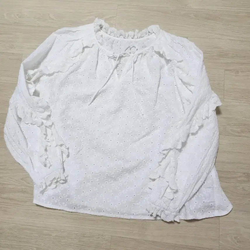 [BUNJANG] White Eyelet Punching Frill Blouse / 화이트 아일릿 펀칭 프릴 블라우스