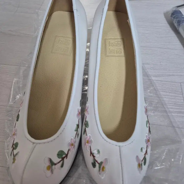 [BUNJANG] Women's 7cm Heel Shoes (245 Size) / 꽃신 245사이즈 7cm