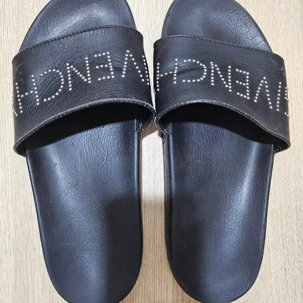 [BUNJANG] Givenchy Stud Logo Black Slippers / 지방시 슬리퍼 블랙