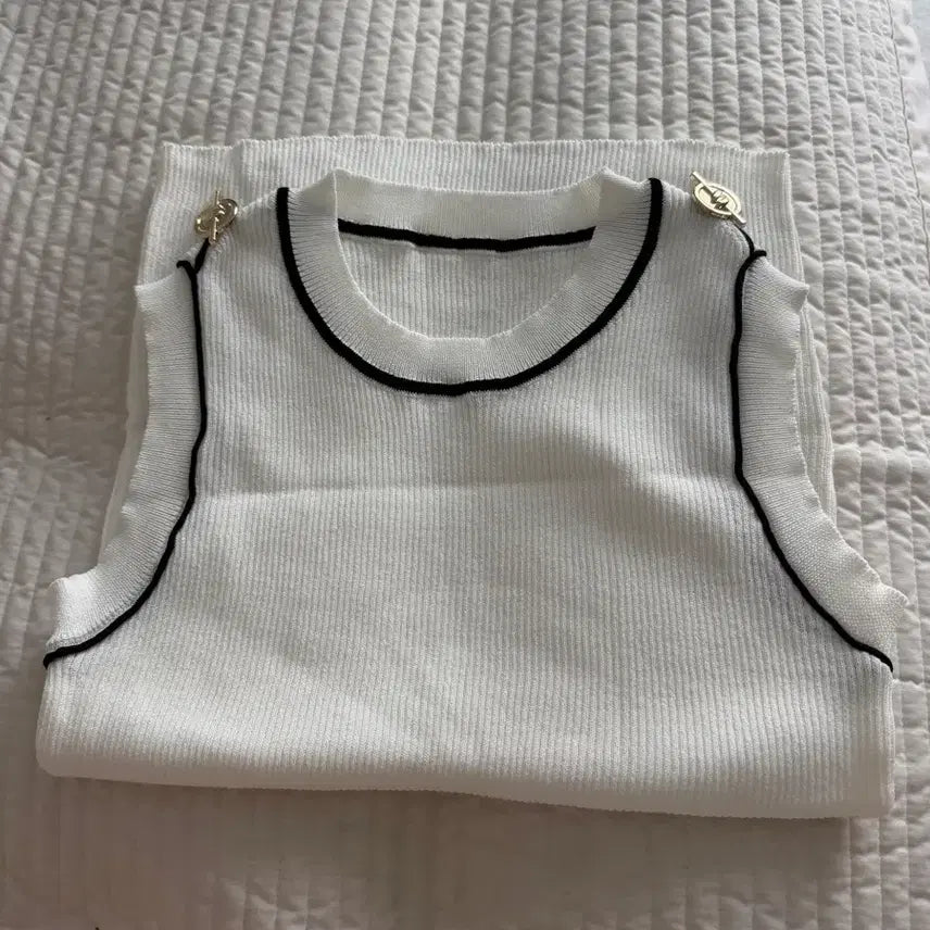 [BUNJANG] Gold Trim Color Block Knit Sleeveless Top (New) / 금장 배색 니트 민소매(새상품)