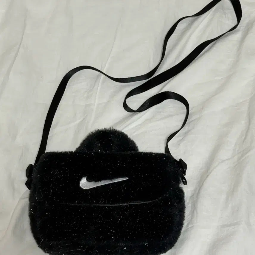 [BUNJANG] Nike Faux Fur Mini Bag Black Crossbody / 나이키 퍼 미니 백 블랙 크로스백