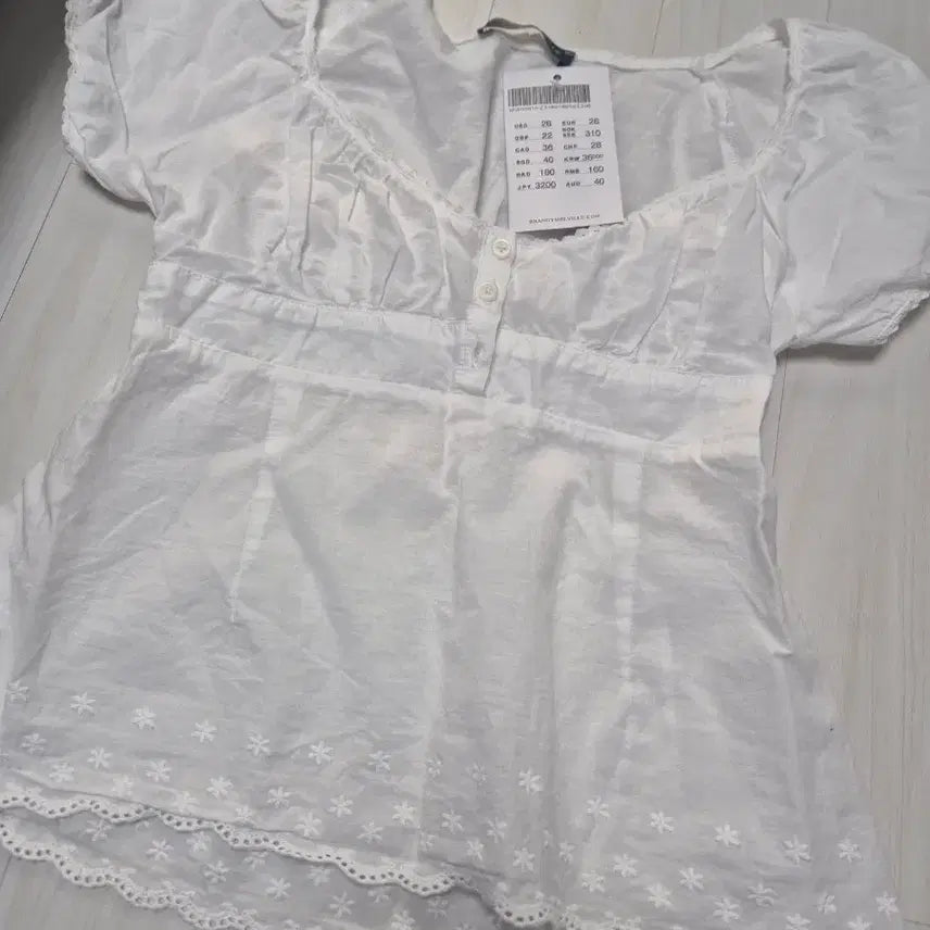 [BUNJANG] Brandy Melville White Embroidered Puff Sleeve Blouse / 브랜디멜빌 화이트 자수 퍼프 소매 블라우스